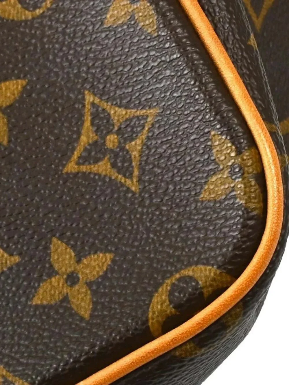 Louis Vuitton outside 	ab